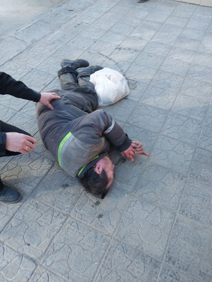 Человек просто упал прямо на крыльце.