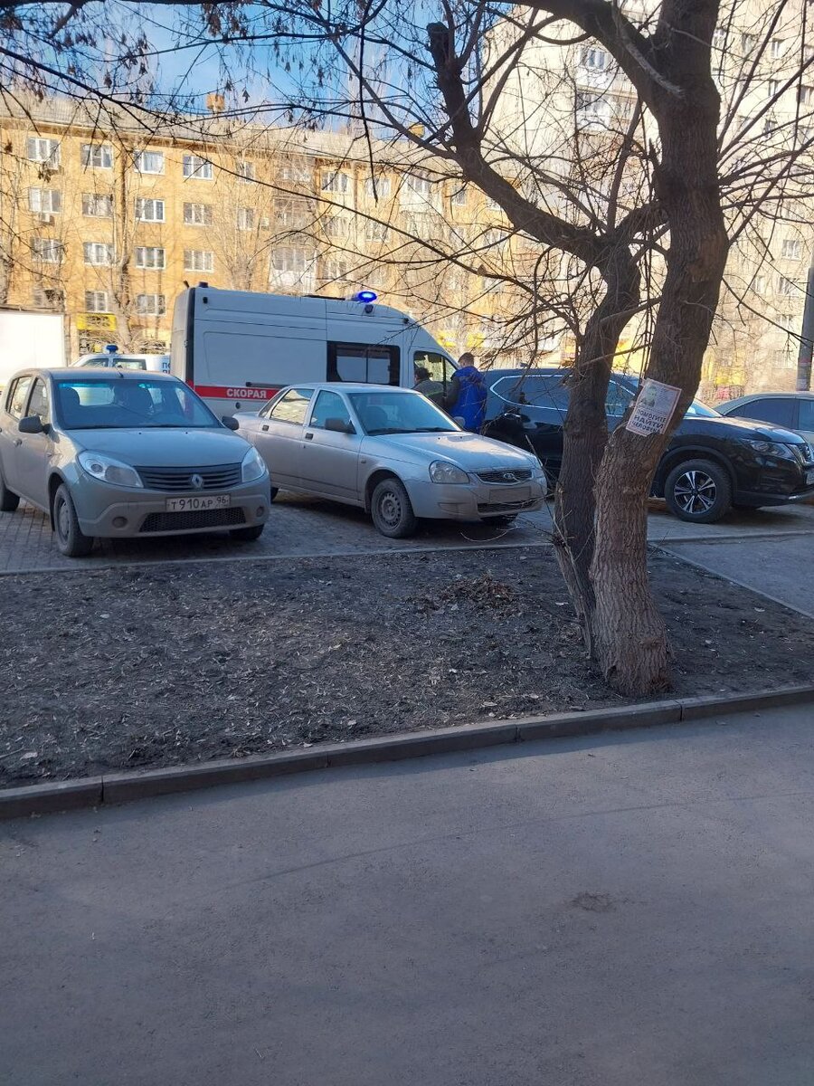 Врачи помогают дойти до машины Скорой помощи.