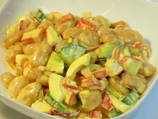 Рецепт: Салат из фасоли и крабовых палочек - очень вкусный и сытный