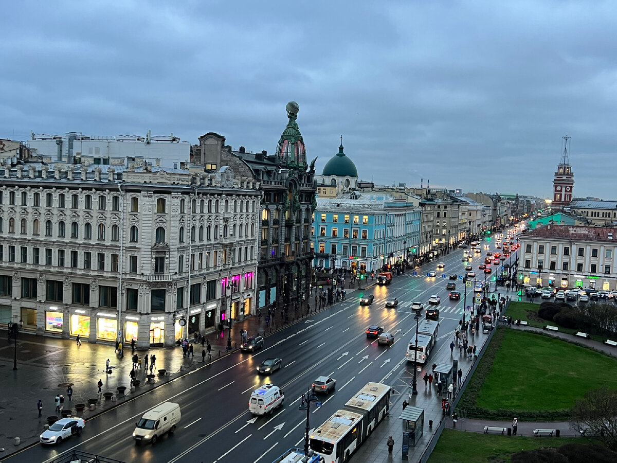 Любоваться Невским Проспектов с крыши здания - это лучшее, что могло случиться 