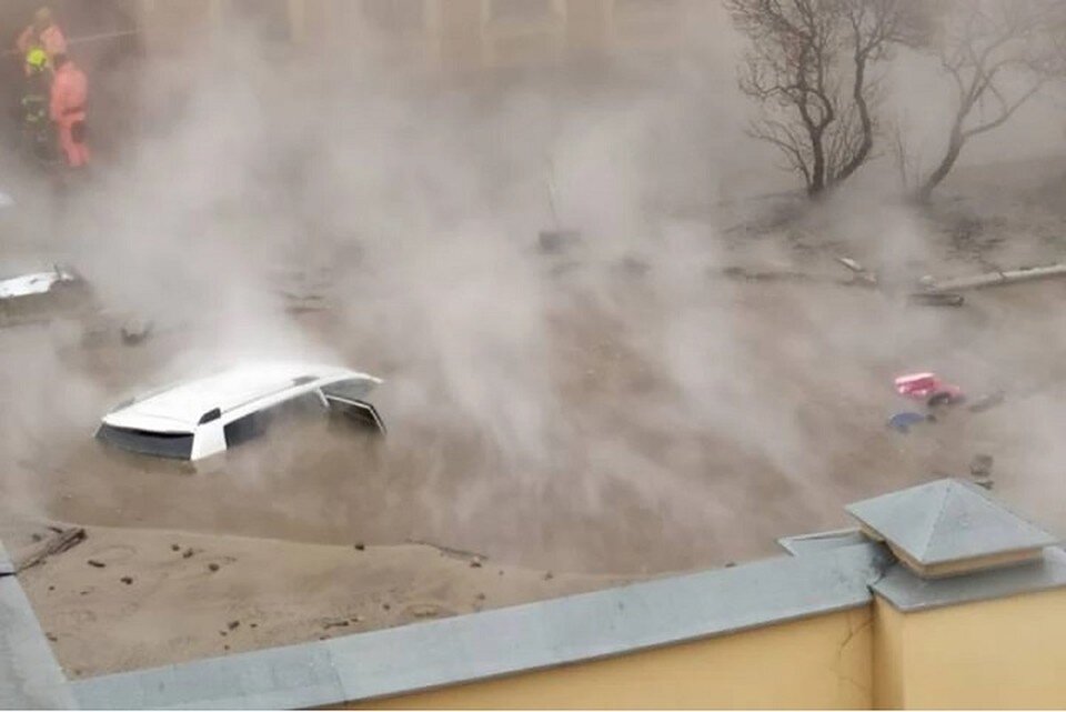     В машине находились мужчина и ребенок. Фото: СОЦСЕТИ