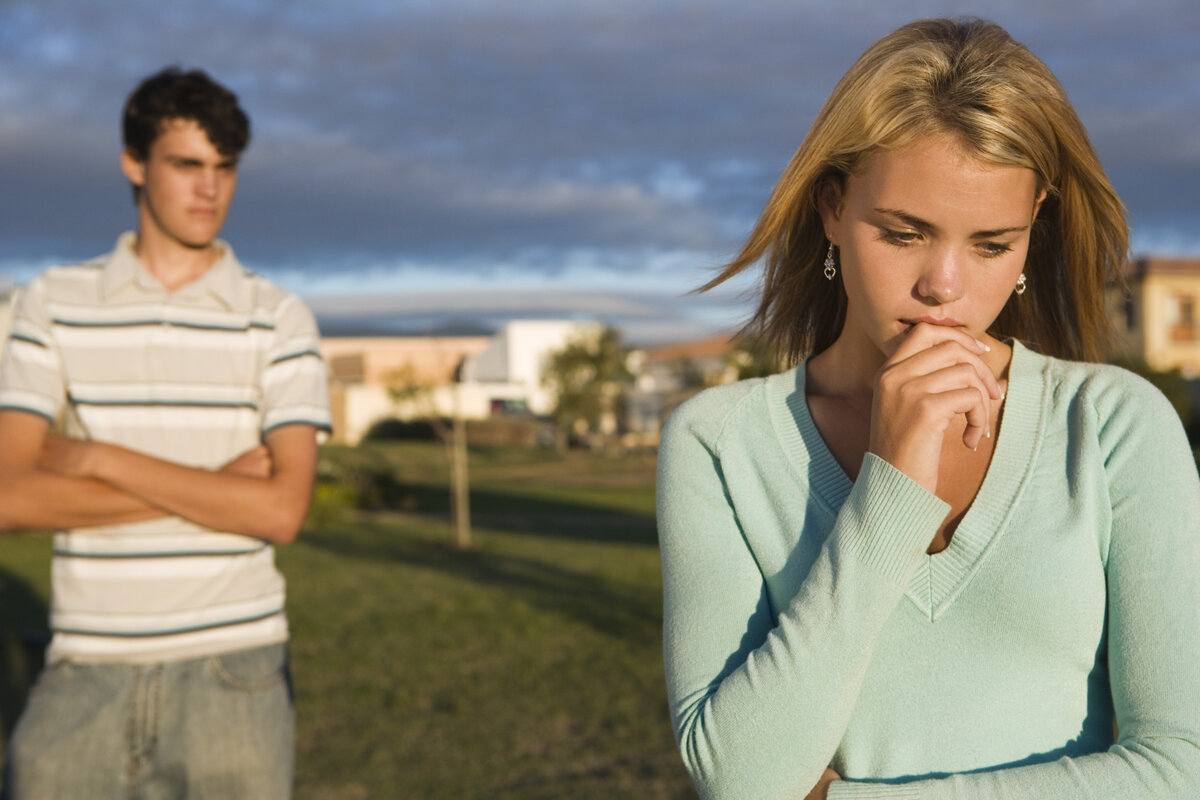 Любовный треугольник. Она смотрит на меня говорит. Влюбленные глаза. Она смотрит на меня говорит. Любовь между мужчиной и женщиной.