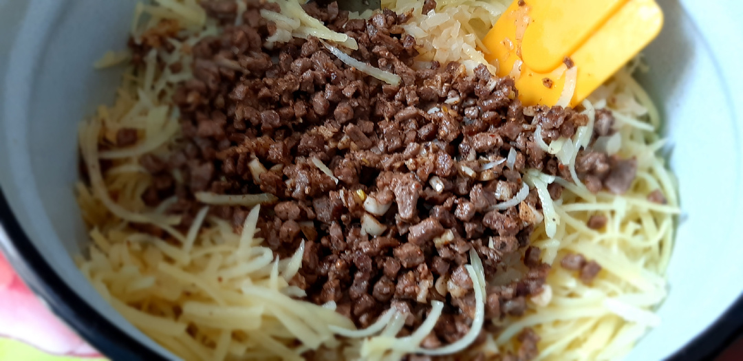 Закуска из привычных продуктов, которая действительно не надоедает. Готовлю почти на каждый праздник. Да, и просто, когда захочется.