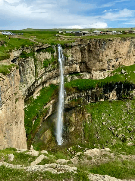 Вид на водопад Итлятляр со смотровой площадки. Координаты места 42.553516, 46.721629