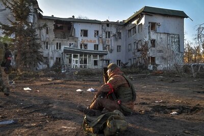    Боец Народной милиции ДНР у здания городской больницы, разрушенного в результате обстрела в Волновахе ©Алексей Куденко РИА Новости