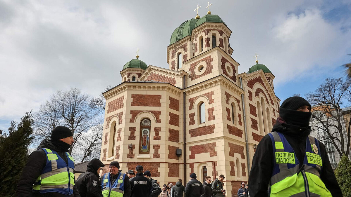 Автор и правообладатель данного изображения: https://e-news.su/mnenie-i-analitika/456550-zahvat-s-perevorotom-na-ukraine-raskolniki-zanjali-dva-hrama-upc.html
