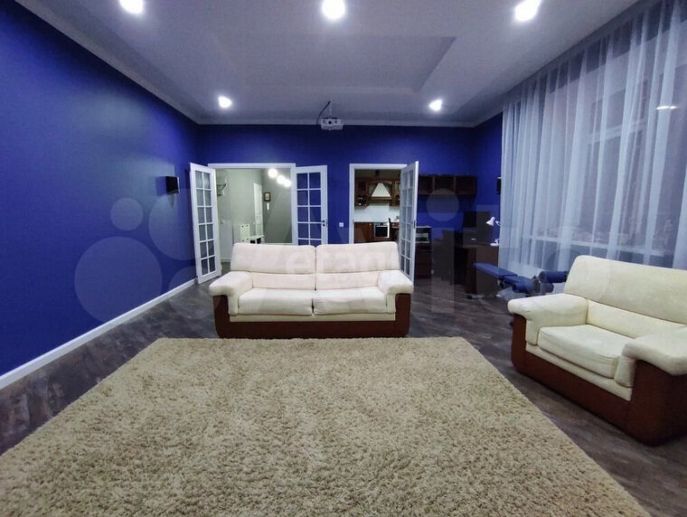    В ней имеется проектор и экран шириной четыре метра