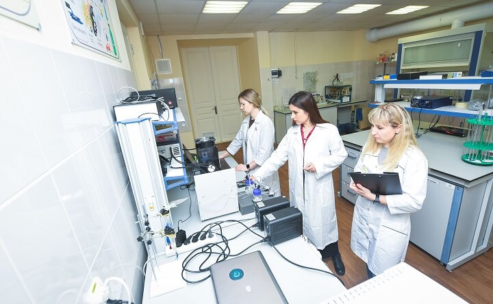 Группа учёных за работой. Фото npi-tu.ru