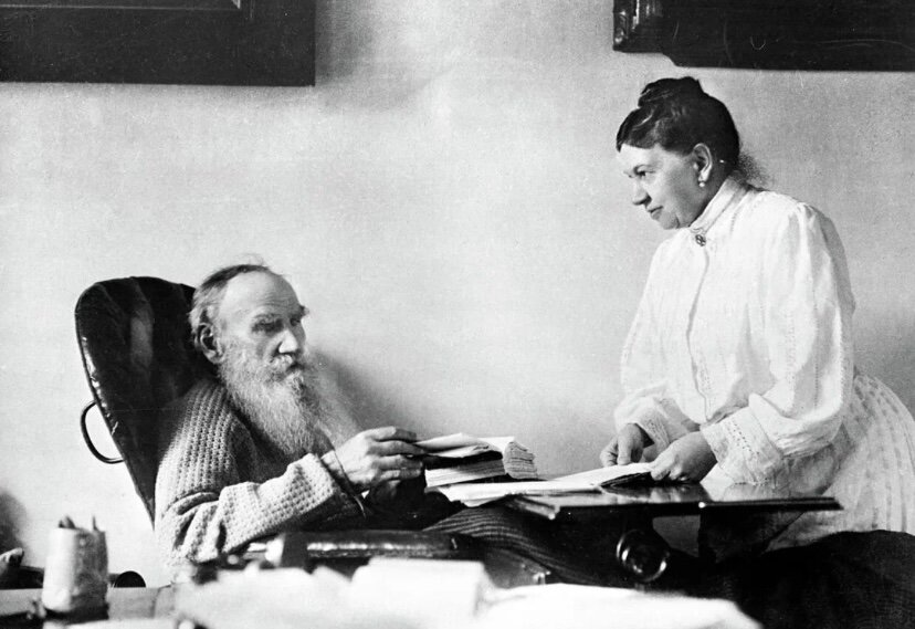 Лев Николаевич с женой Софьей 