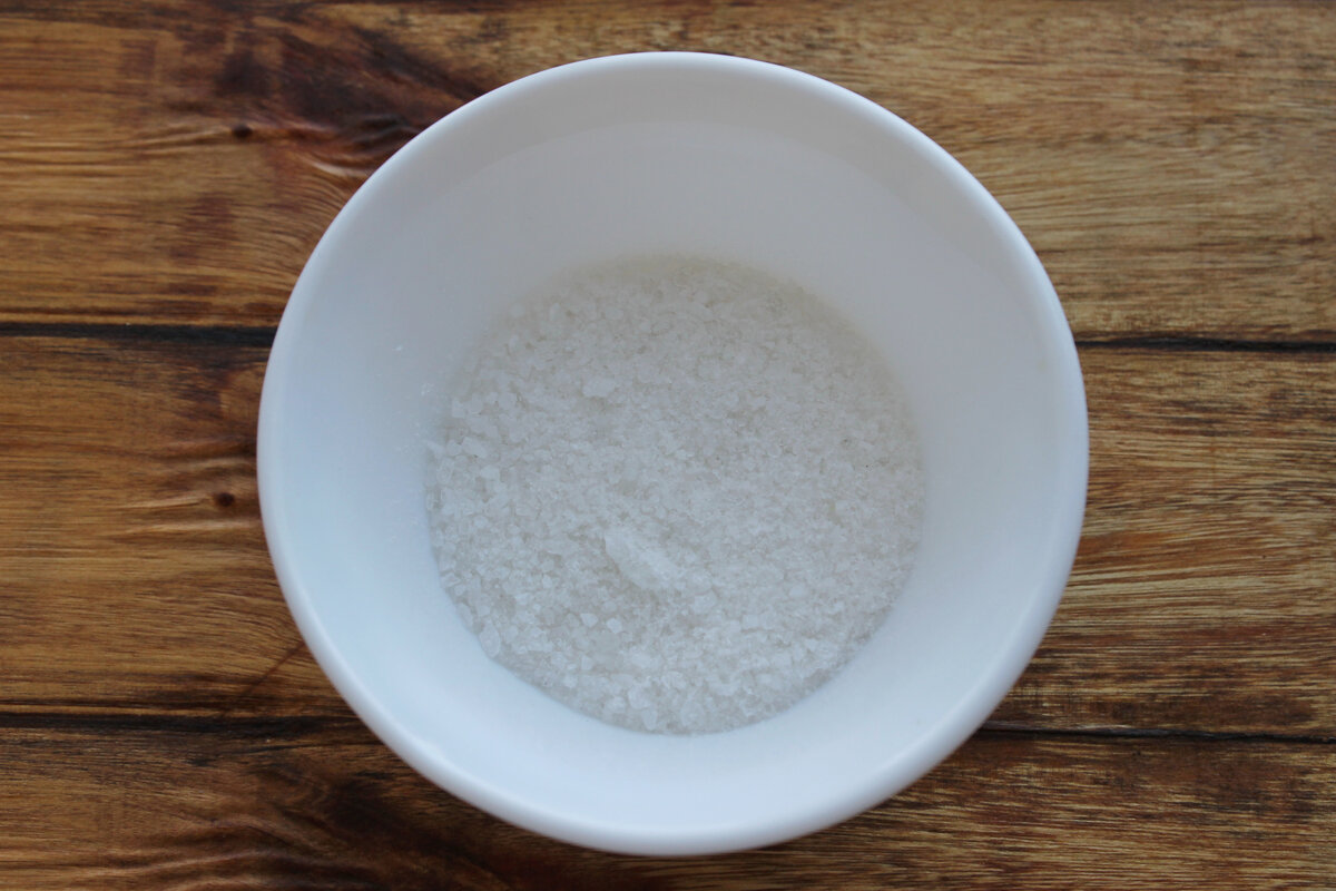 Соль должна раствориться в воде, которую мы потом добавим.