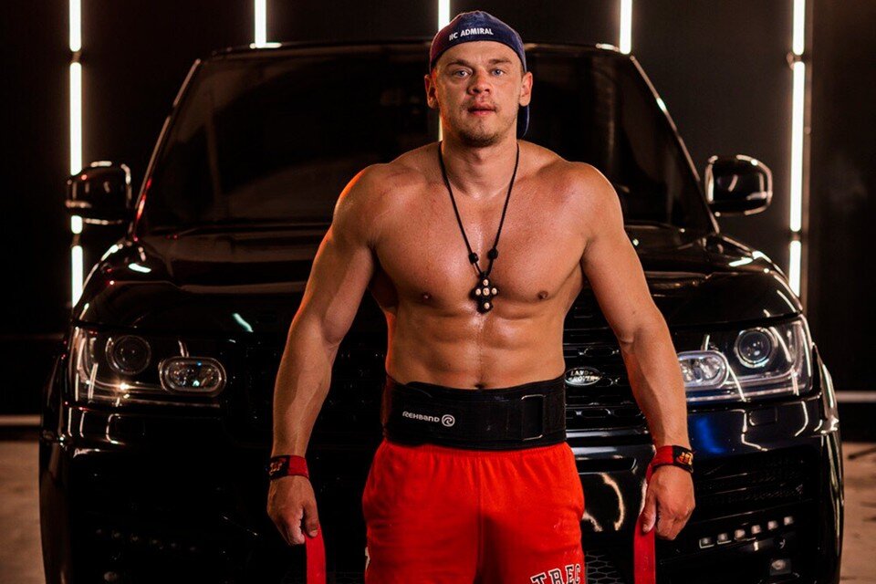     Атлет из Петербурга сдвинул с места самолет весом 32 тонны. Фото: СОЦСЕТИ