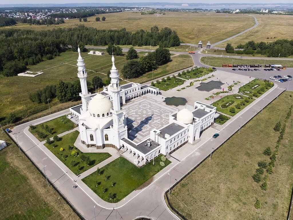 Расположен в белом. Великий Болгар Казань. Булгар белая мечеть. Мечеть Болгар Татарстан. Белая мечеть Татарстан город Болгар.