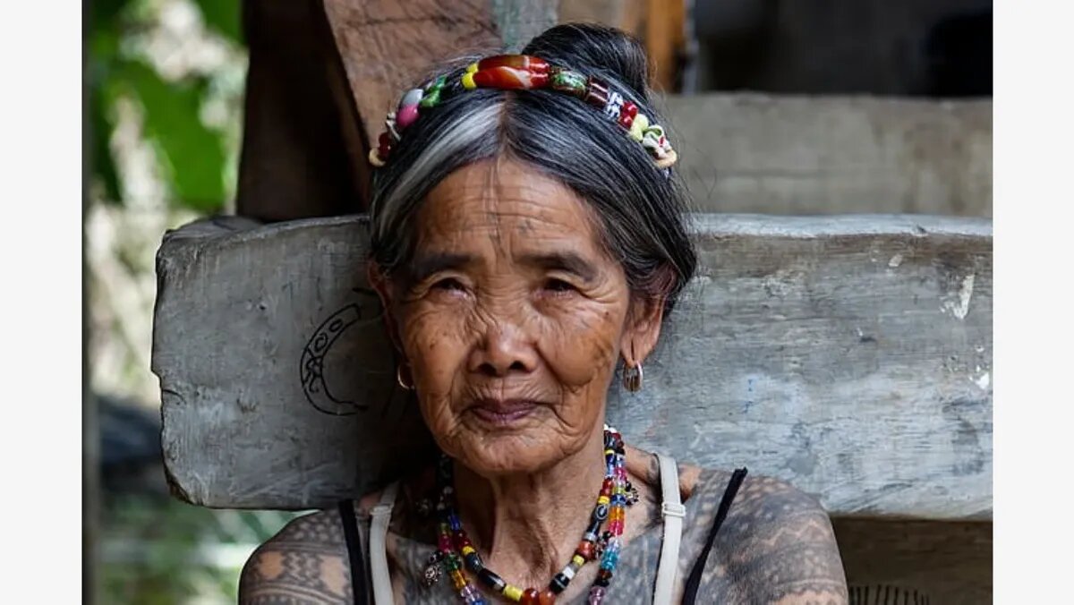 Долгожительница проводит практику с использованием бамбуковых палочек. Фото: Alamy Srock