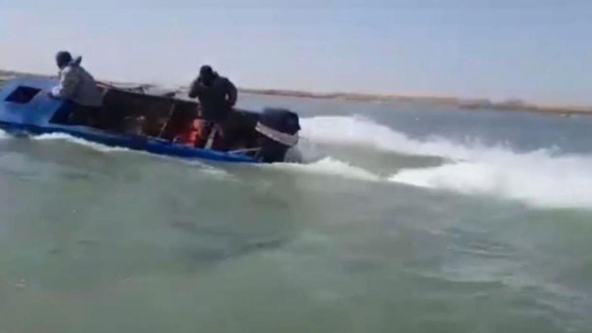    Нарушители уплывают на лодке:Министерство экологии и природных ресурсов