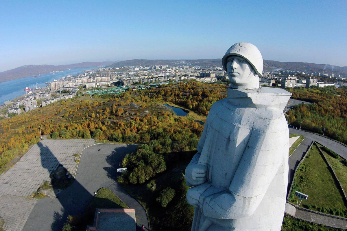 Сходить мурманске. Мурманск мемориал защитникам советского Заполярья. Монумент Алеша в Мурманске. Памятник Алеше в Мурманске. Мемориал «защитникам советского Заполярья» («алёша»).