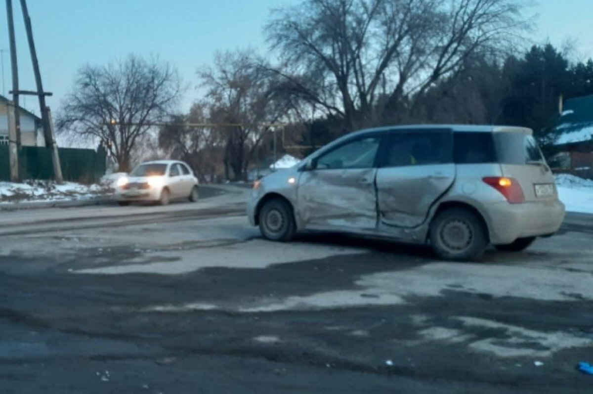    Серый автомобиль скрылся с места ДТП, где пострадала женщина в Новосибирске