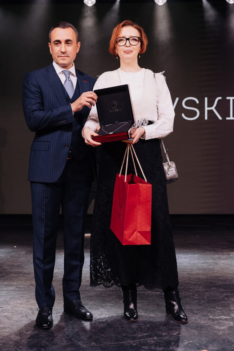    Колье фартовой чиновнице вручал создатель ювелирного дома Александр Чамовских