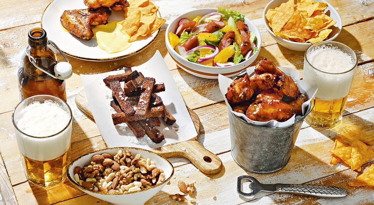 Среди огромного разнообразия сортов и разновидностей хмельного напитка часто выделяют мягкое пиво. Оно может быть светлым или темным, но обязательно имеет бархатистый вкус без горечи и резких нот. Иногда мягкое пиво называют session. О его возникновении спорят до сих пор, а сочетается этот хмельной напиток со многими блюдами.