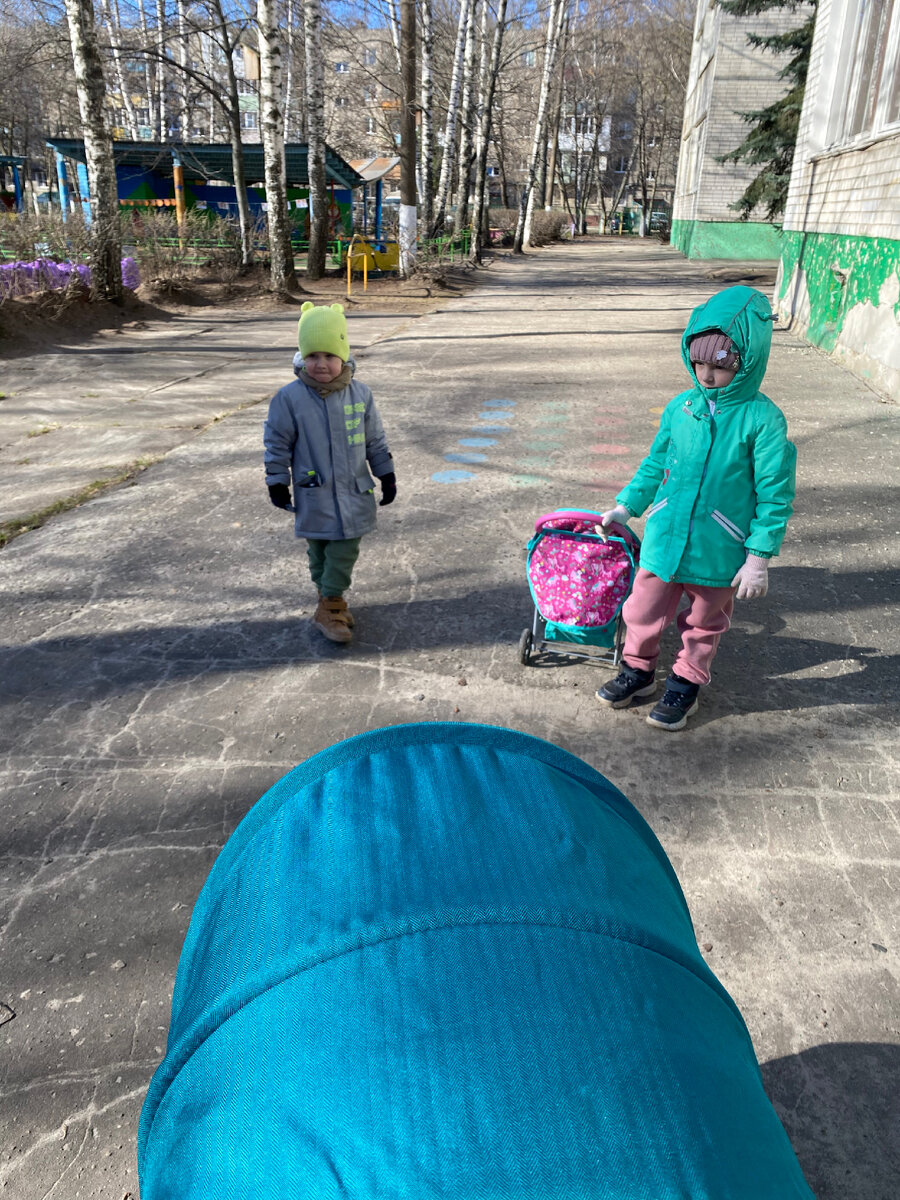 Глядя на меня, Арина тоже везёт коляску, так что считай нас четверо плюс кукла-дочь 