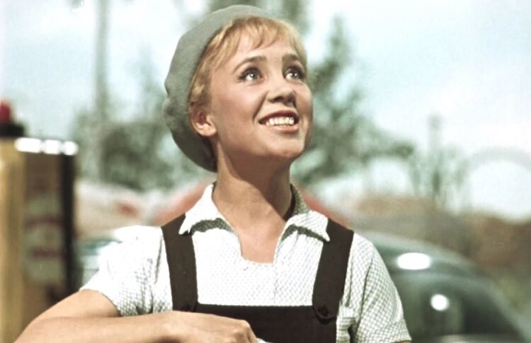 Кадр из фильма «Королева бензоколонки»