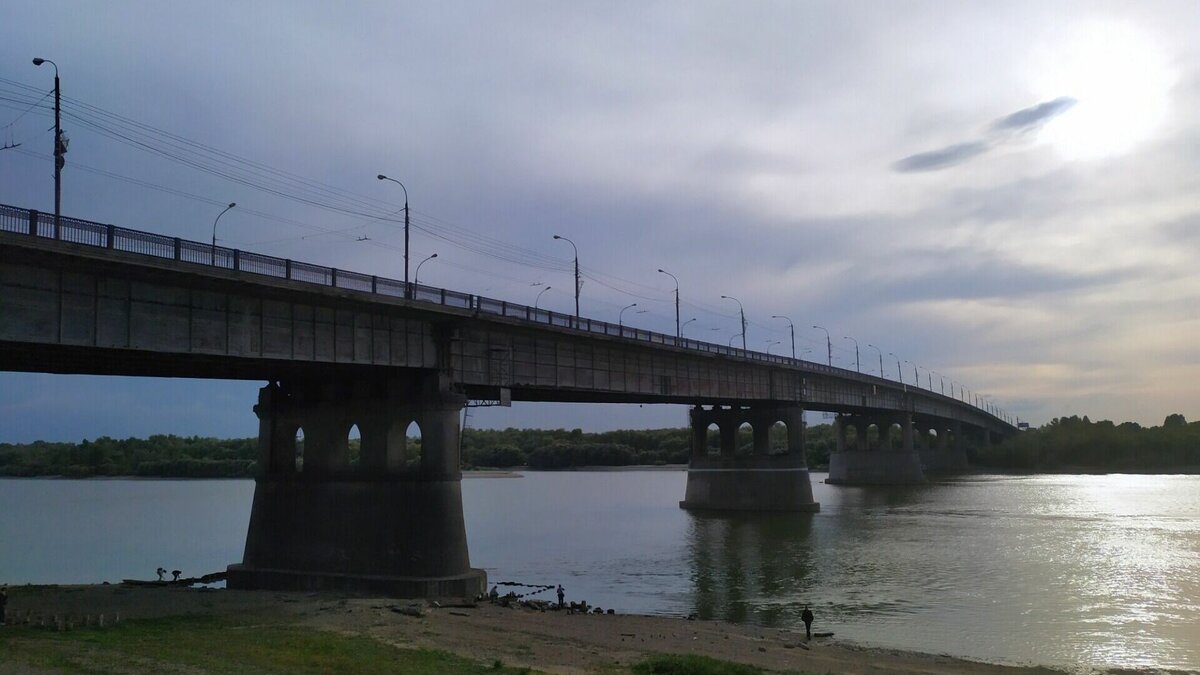     В феврале из-за аварийного состояния закрыли мост через реку Ик. Он соединял Татарстан с Башкортостаном. Теперь для жителей поселка Уруссу путь до места работы и учебы стал в два раза длиннее.