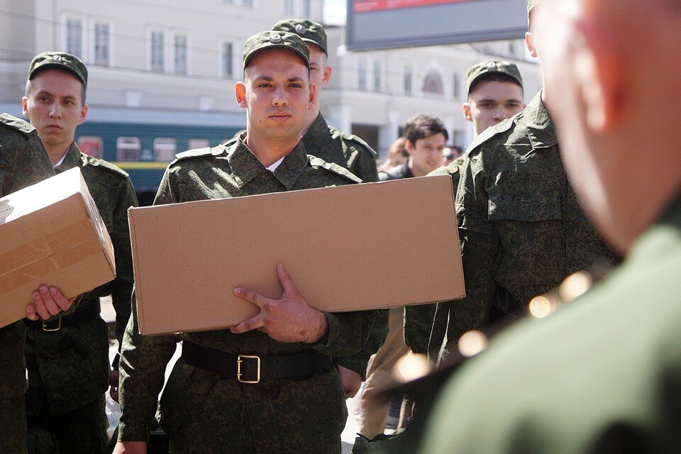     Призывники перед отправкой к месту несения службы на вокзале Екатеринбурга. Алексей БУЛАТОВ