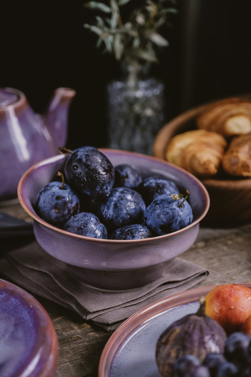 На фото серия "Туманный Лориэн" Мастерской дизайнерской посуды "VELES". Глубокая тарелка овальная 600 мл 