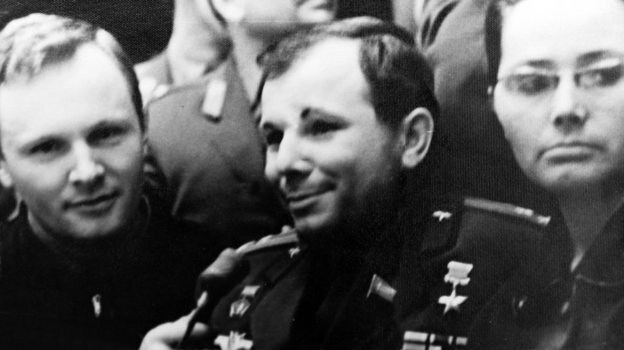    Спортивный комментатор Владимир Писаревский берет интервью у Юрия Гагарина.из личного архива