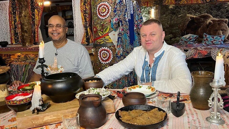    Ведущий программы "Магия вкуса" Антон Зайцев пробует блюда по старинным казачьим рецептам. Фото: телканал "Моя Планета"