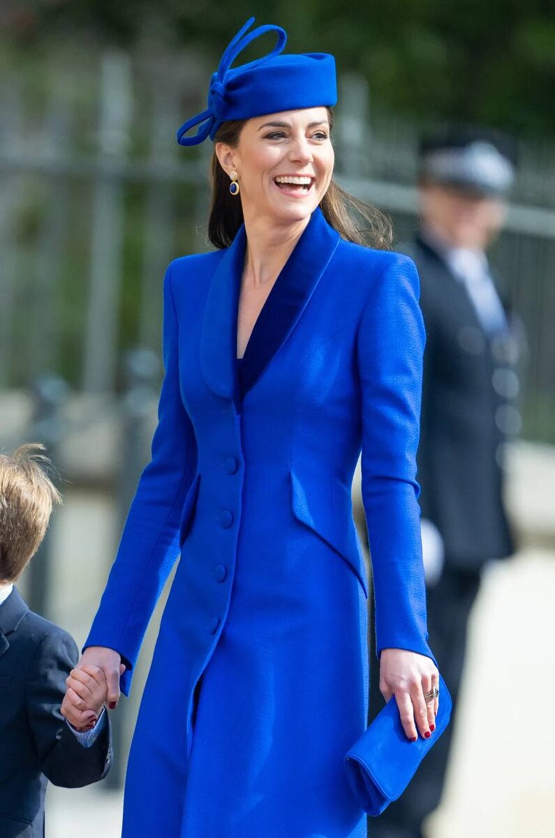 Кейт Миддлтон в шикарном синем платье и с красным маникюром удивила фанатов