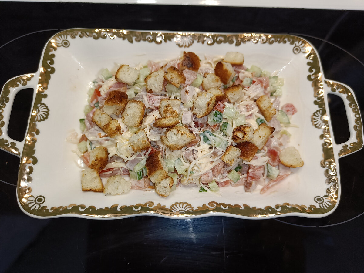 Салат со свежими овощами и копченой курицей!