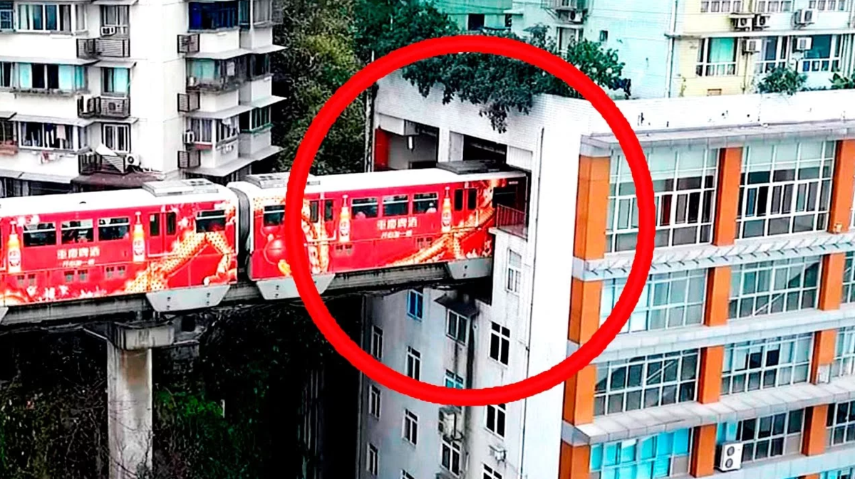 Китайский поезд проходит прямо через жилой дом. Каково жителям?