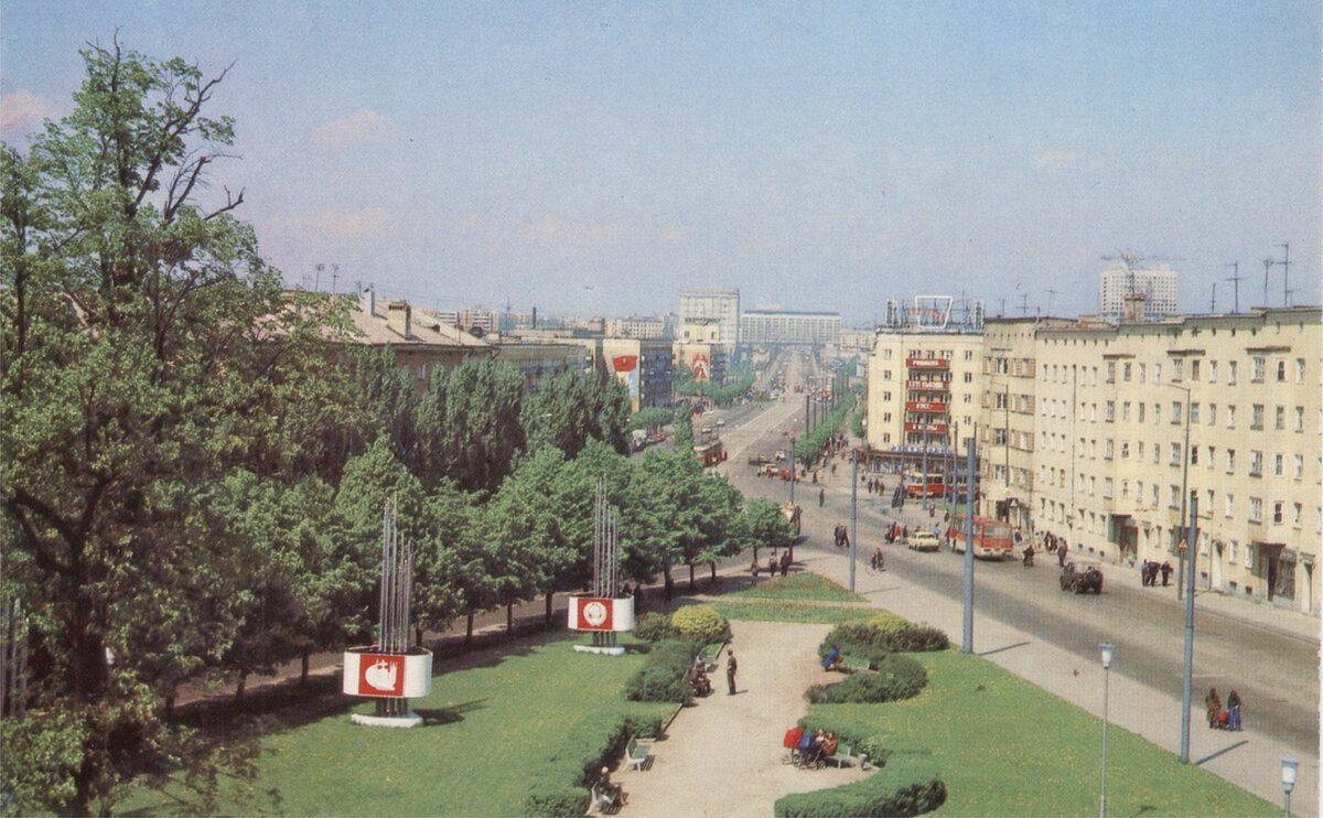 Вид на Ленпроспект от вокзала до Преголи (бывшая улица Маяковского). Фото сделано в начале 80-х со здания кинотеатра «Октябрь» (ныне – концертно-театральный комплекс «Дом искусств»)
