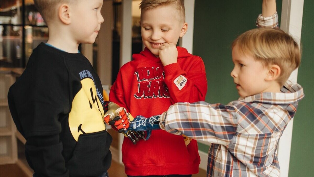     Очные бесплатные занятия будут доступны для детей в возрасте от 3 до 13 лет. Проект реализуется российским производителем протезов «Моторика» и ILoveSchool при поддержке Фонда президентских грантов.