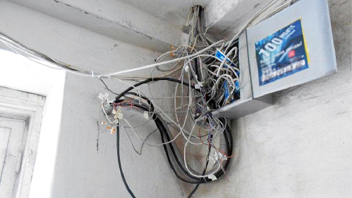 Проводов нет. Монтажник связи (GPON Ростелеком). Короб для проводов в подъезде. Провода провайдеров в подъезде. Интернет кабель в подъезде.