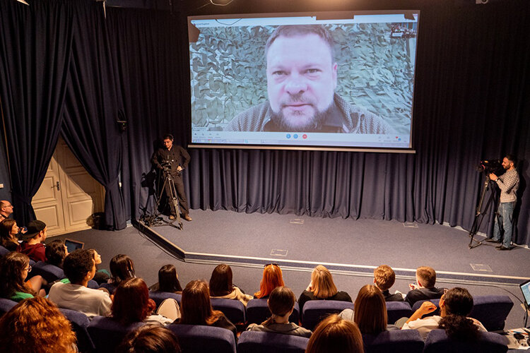  Евгений Поддубный: «Война идет для меня с 2014 года. Я работал в Киеве на майдане и видел, как приходило правительство, подчиняющееся западным спецслужбам. Своими глазами видел, как снайперы стреляли в силовиков, а потом в демонстрантов, устраивая кровавую бойню с целью организовать госпереворот» Фото: Оксана Король