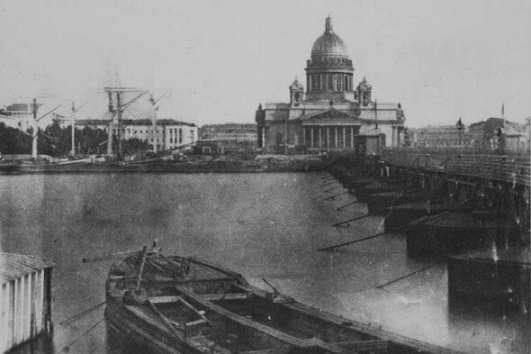 Самый первый известный фотоснимок еще недостроенного Исакикевского собора, сделанный в 1852 году. 
