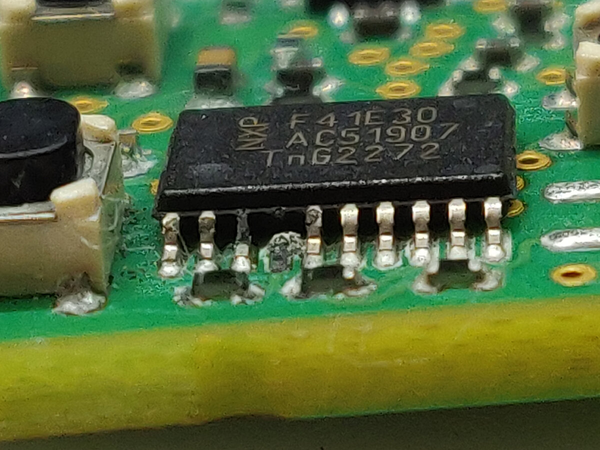 Пульт ДУ управления штатного ключа Opel Astra j после залития жидкость и последующего сгнивания контактов и дорожек электронной схемы.