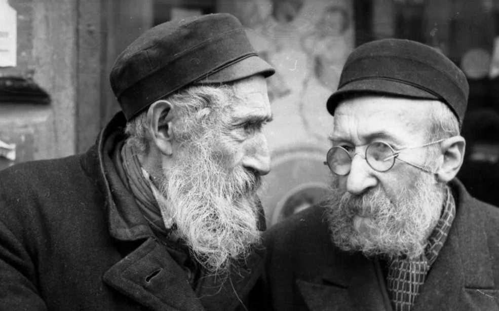 два еврейка. два старых еврея беседуют. два еврея. ортодоксальные евреи. два еврейка.