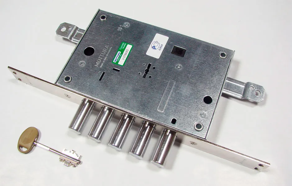 Если выбираете один сувальдный замок, самый надежный — с пятью или даже шестью сувальдами 