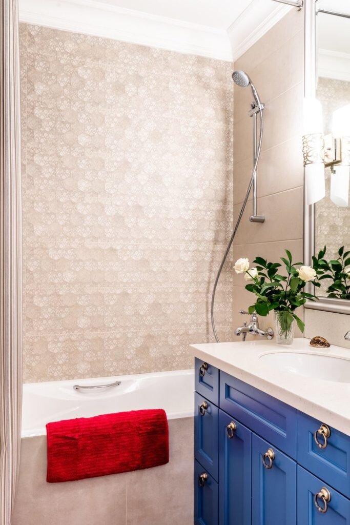 На месте кухни разместили полноценную спальню. Из однушки - необычная двушка