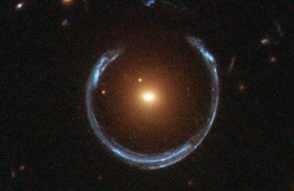    Гало или «кольцо Эйнштейна», которое дает представление о природе темной материи.