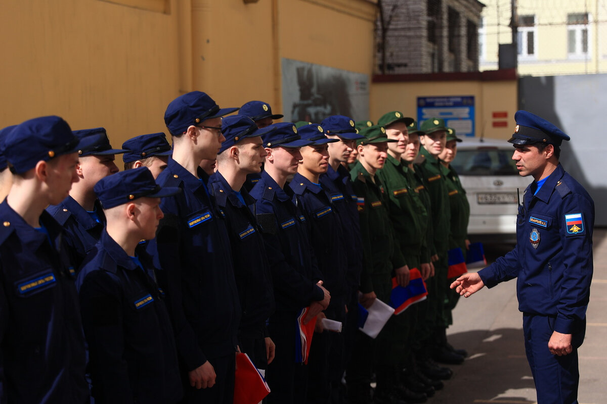 В Западном военном округе прокомментировали сообщения о повестках с новыми  предостерегающими штампами, которые разослали в Петербурге. Читайте на  