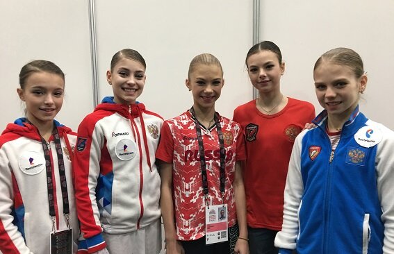 Анна Щербакова, Алёна Косторная, Алёна Канышева, Анастасия Тараканова и Александра Трусова в 2018 году.