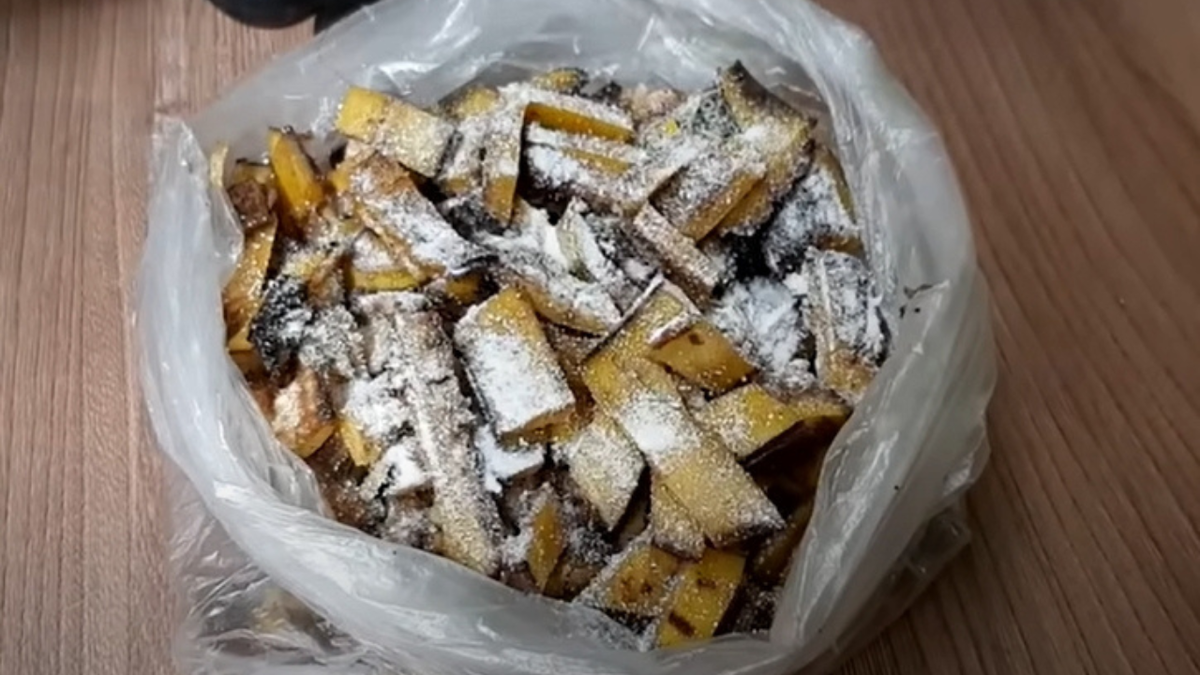 Присыпанные бананы оставляем на 1,5 часа в мешке для пропитки