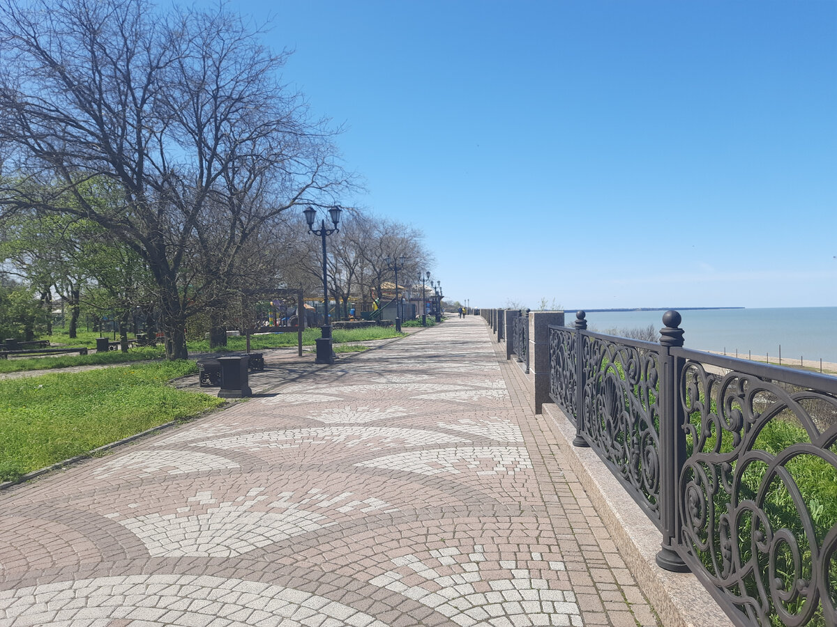 Прогулка по набережной в Ейске в апреле. Погода так и манит:) | Пенсионерам  не сидится | Дзен