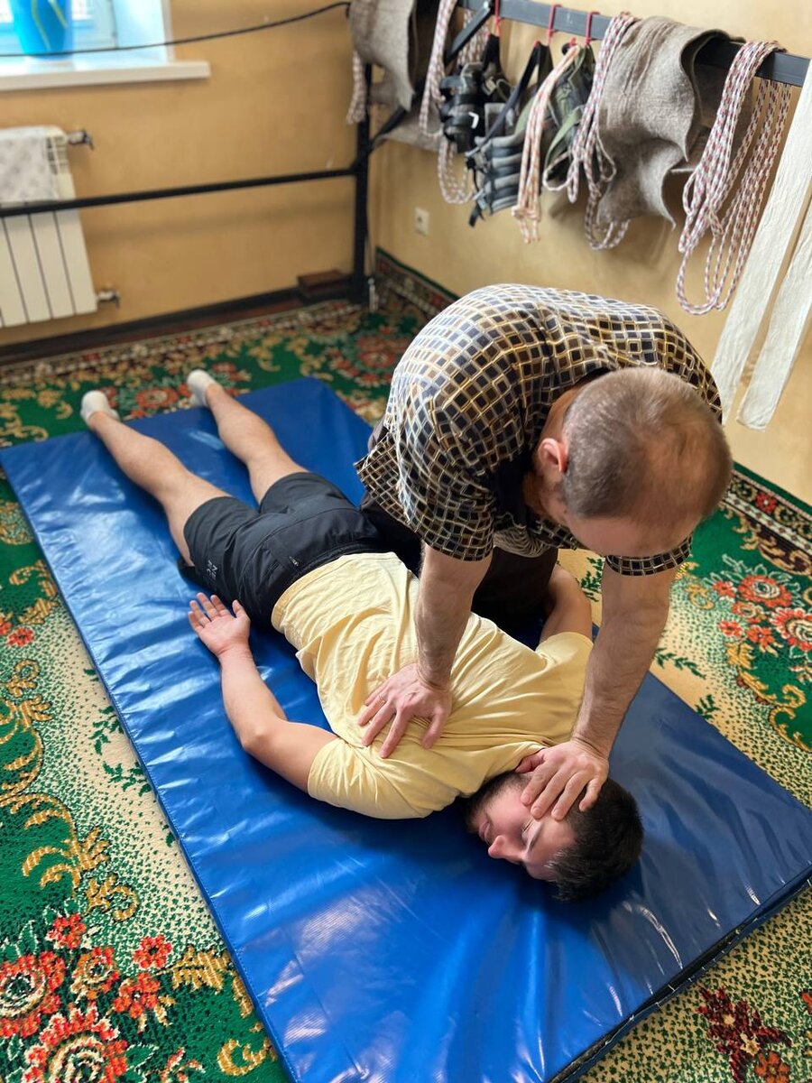 Как лечит боли под левой лопаткой костоправ в Сургуте Павел Науменко