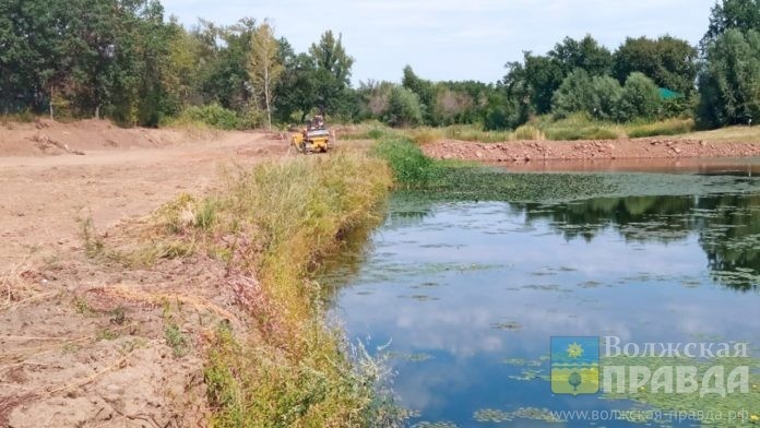 Расчистка озера в пойме.
