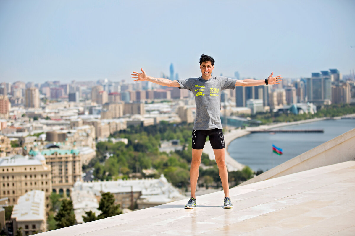 Ветер в поле. Человека уносит ветром. Глаз бури геншин импакт. Горы ждут. Ветер рисунок.