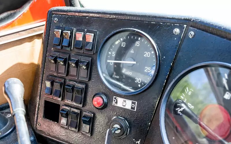 Cлева – блок управления вентиляцией, освещением салона и стекло­очистителями.